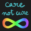 Le symbole de la neurodiversité (signe infini coloré en arc-en-ciel), surmonté de l'inscription "care not cure"