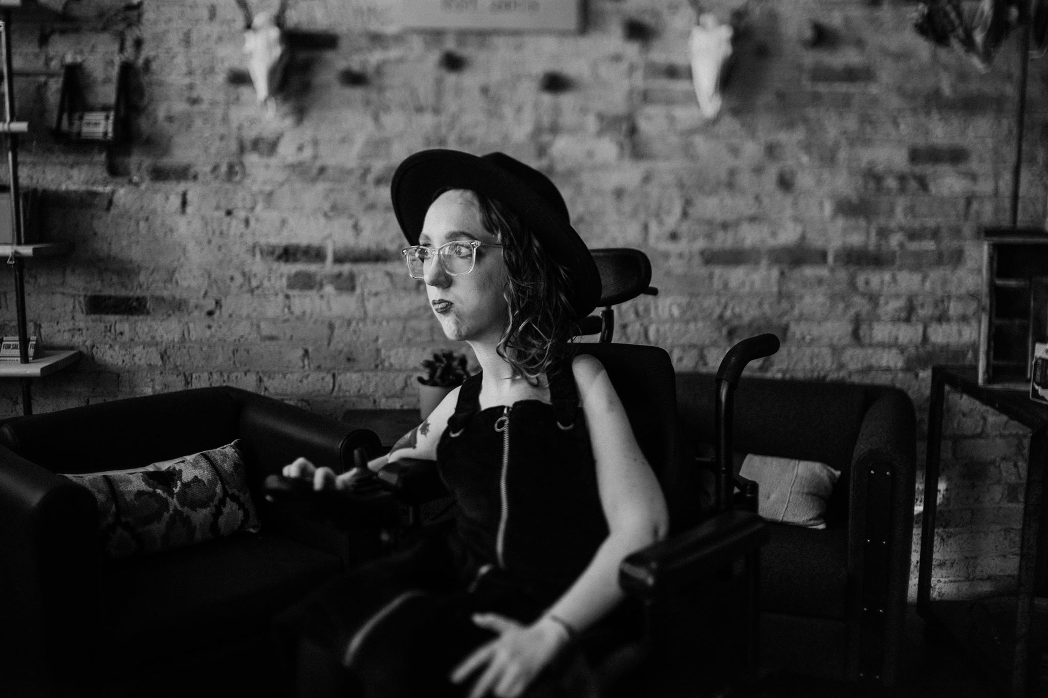 photographie d'Emily Jamar dans son fauteuil en noir et blanc