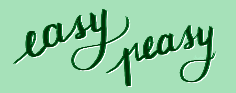 La phrase "easy peasy" calligraphiée en vert foncé, bordé de blanc, sur fond bleu clair