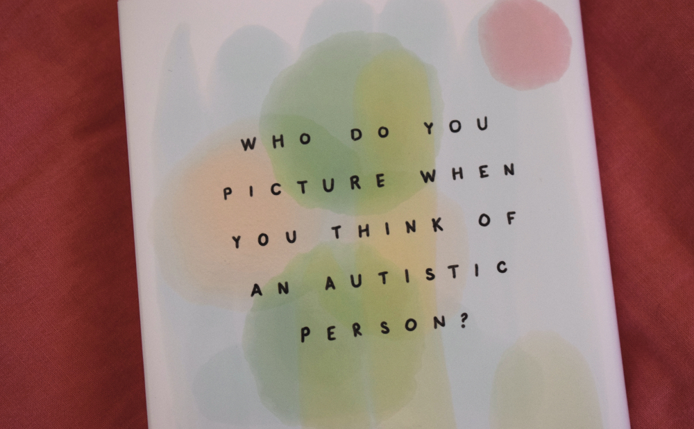 La quatrième de couverture de Stim ; la couverture est blanche avec des touches de couleurs pastels, en lettres majuscules noires on peut lire "Who do you picture when you think of autistic people?"