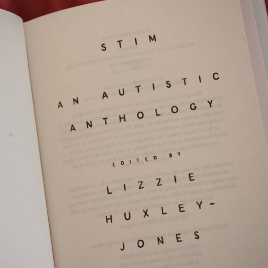 La première page du livre. En lettre majuscules : "Stim - An autistic anthology - edited by Lizzie Huxley-Jones"